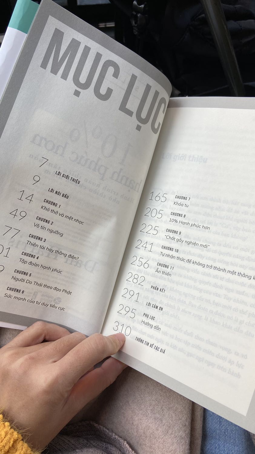 Câu chuyện rất thực tế, dí dỏm, cho ta thấy hiệu quả của thiền định, chánh niệm nhưng ko quá thần thánh hoá nó lên. Cuốn sách ko khiến bạn có được hạnh phúc 100% nhưng chắc chắn sẽ khiến bạn vững tin, hạnh phúc hơn 10%. 
Điểm trừ rất lớn là sách có quá nhiều lỗi chính tả, lỗi đánh máy.