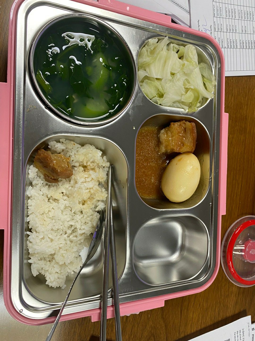 đây là các mon ăn trong tuần mk hay mang đi làm. hộp cơm xịn mịn lắm luôn. có nhiều ngăn để thức ăn. mk mang canh đi nhưng k jeef bik đổ ra. nắp rất kín. good mn nhé