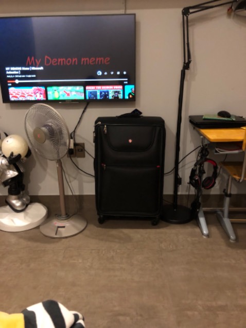 Va li chất lượng rất tốt, bánh xe di chuyển êm, nhẹ, mượt.