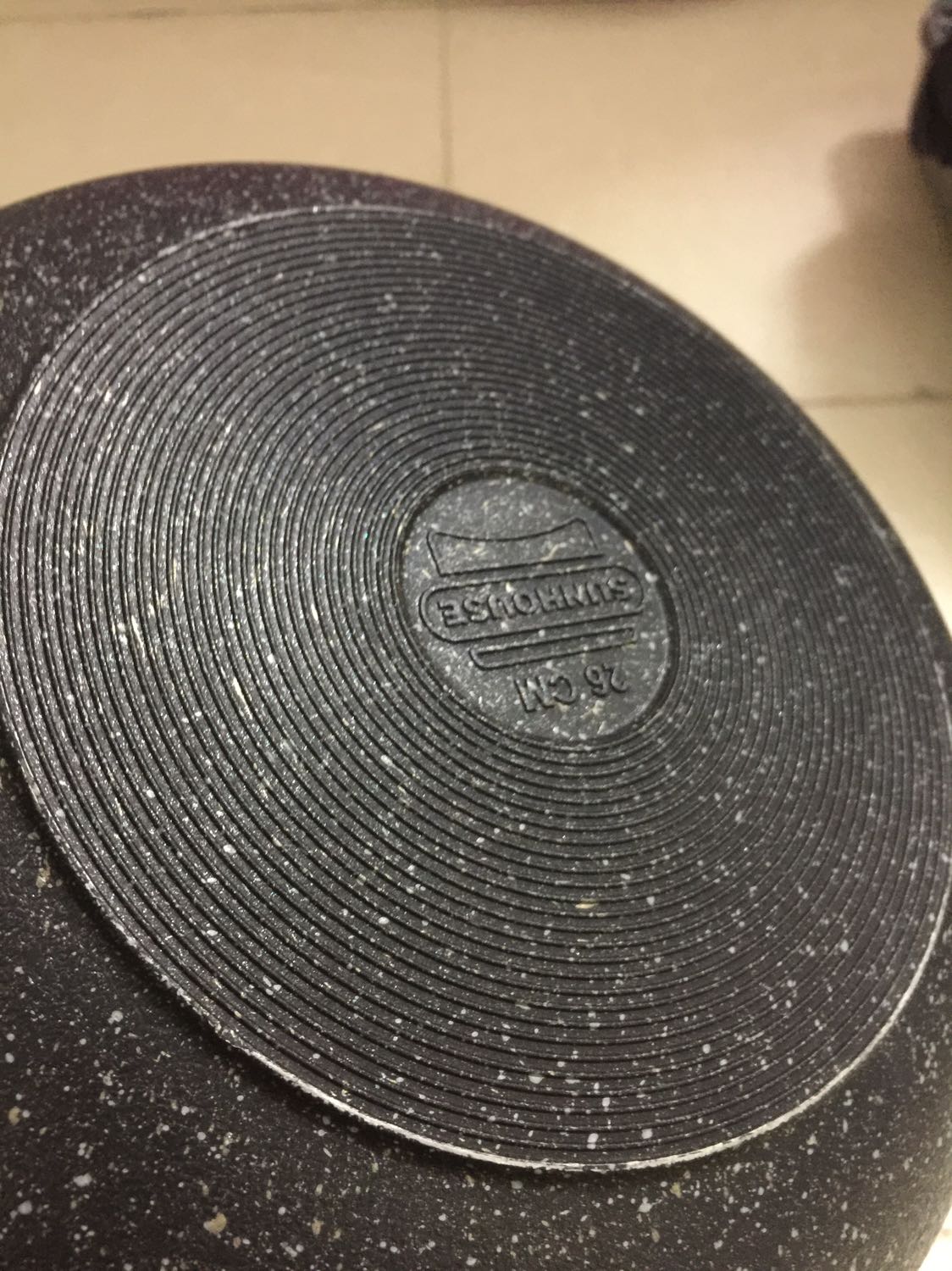 Không hiểu Tiki làm ăn kiểu gì hình ảnh bán hàng đăng một kiểu hàng về ra một kiểu hoàn toàn khác ca so với ảnh. Chảo thậm chí còn không phải đáy từ, bếp từ không nhận được. Mình đã gọi lên tổng đài báo cáo về việc đưa hàng không đúng với hàng đăng bán nhưng tiki vẫn nằng nặc khẳng định là do nồi từ dung tích nhỏ hơn chảo nên từ không nhận được. Thực sự khó hiểu =)))) Đưa cái ảnh này lên thì đủ biết ai đúng ai sai rồi đúng không Tiki???