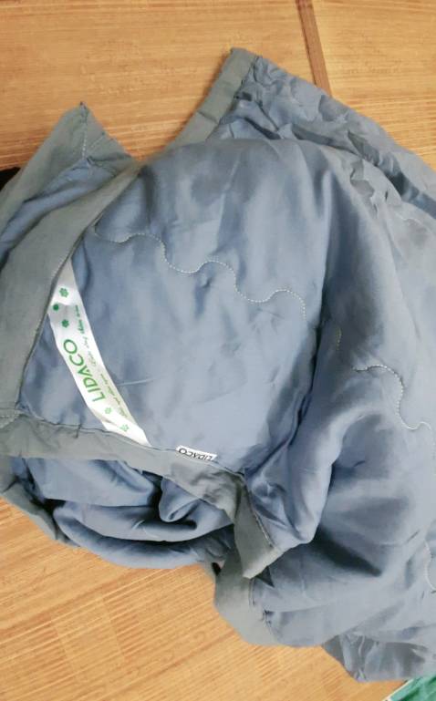 Chăn mềm mịn, chất vải nhẹ mát, đường chỉ may chắc chắn, sờ rất nhẹ và mềm nên đắp thời tiết mùa giao mùa rất ổn. Sản phẩm phù hợp với giá tiền, shop tư vấn rất tận tình chu đáo, thời giao giao hàng nhanh. Đánh giá 5* cho chất lượng và dịch vụ của shop