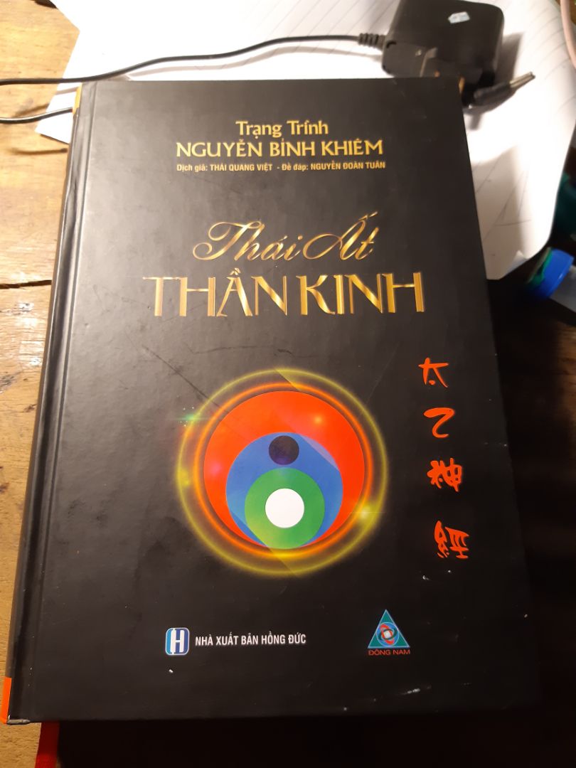 sách rất dài, viết công phu tuy nhiên văn phạm, cách diễn giải rất kém nên đọc không thể hiểu hay sử dụng được, thật là lãng phí tiền khi mua cuốn sách này. sách chỉ phù hợp với những người đã tinh thông thuật số dùng để tham chiếu, sưu tầm, không phù hợp với người mới tìm hiểu môn này