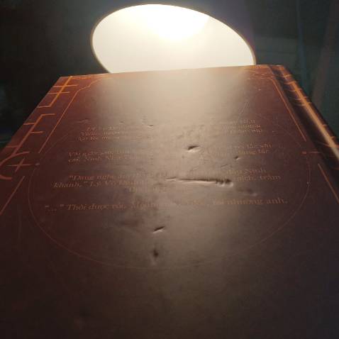 Mình cũng được bạn bè bảo mua trên sàn tiki rất dễ bị df, mình cũng không tin cho đến khi nhận được sách, lúc đầu thấy hộp không móp mình nghĩ chắc ổn rồi, ai ngờ df nặng, móp góc, bản đặc biệt bìa cứng nên sách còn bị hở gáy🤡 thật sự không chấp nhận nổi, lõm rất nhiều ở cả mặt trước và sau, không rõ là tại quá trình vận chuyển hay lúc gói hàng đã có, nhưng thật sự rất thất vọng. Bên trong sách ở gần gáy còn có dấu hiệu bị nhăn nhúm, mình đoán đọc nhiều thì có thể sẽ rời bìa lẫn sách ra mất🤡