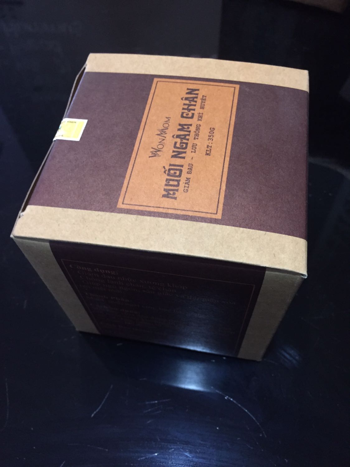 Order hôm 27 Tết thì 28 mưa gió các em nó ship qua cho, dù shipper gọi hơi giật mình “xuống lấy nhé” nhưng nhìn mưa gió lạnh lẽo 14oC tay run run còn hộp thì ướt nên mình rất thông cảm, cảm ơn ku em. 

Về hộp này thì chất lượng không biết nói sao nữa, hộp gói đẹp, mở ra cho một thìa nhỏ vô cái bồn ngâm chân của Bỉ mới mua hôm nọ cũng tiki trading, mùi thơm quế lan toà ae ạ. Nhớ là cho vào khi nước nóng nhen. Mama mình ngâm chân xong dc massage thêm rất thoải mái, mỗi tội cả đêm lại k ngủ được kkk, sắp 29 tết mà.