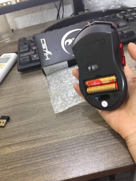 chuột nhẹ tênh, thiết kế đơn giản nhưng chất lượng rất ok, màu đỏ huyền thoại của m, m mua con này dùng 2 pin điều khiển rất nhạy, lần sau mua thêm con nữa dùng cho tivi, hàng tốt, giá tốt, m đánh giá cao sp và dịch vụ của shop