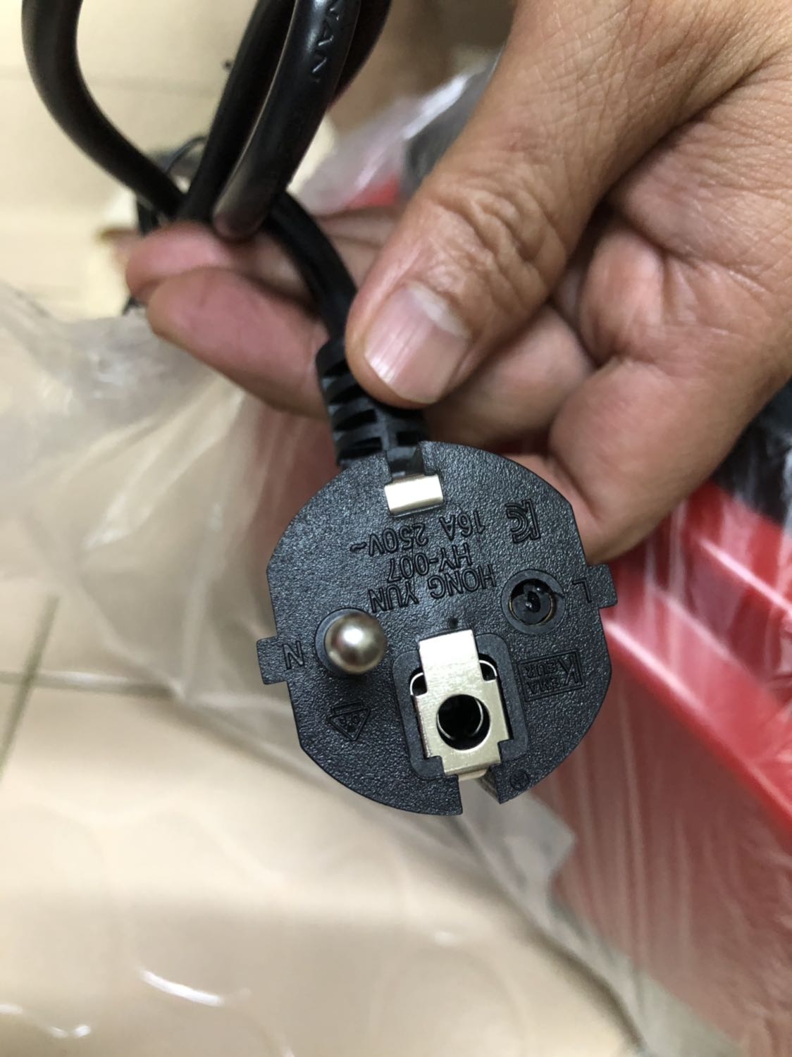 Mới mở thùng lấy cái mấy ra thì cái phích cắm bị gãy 1 chân rồi... Mới mở thùng lấy cái mấy ra thì cái phích cắm bị gãy 1 chân rồi...