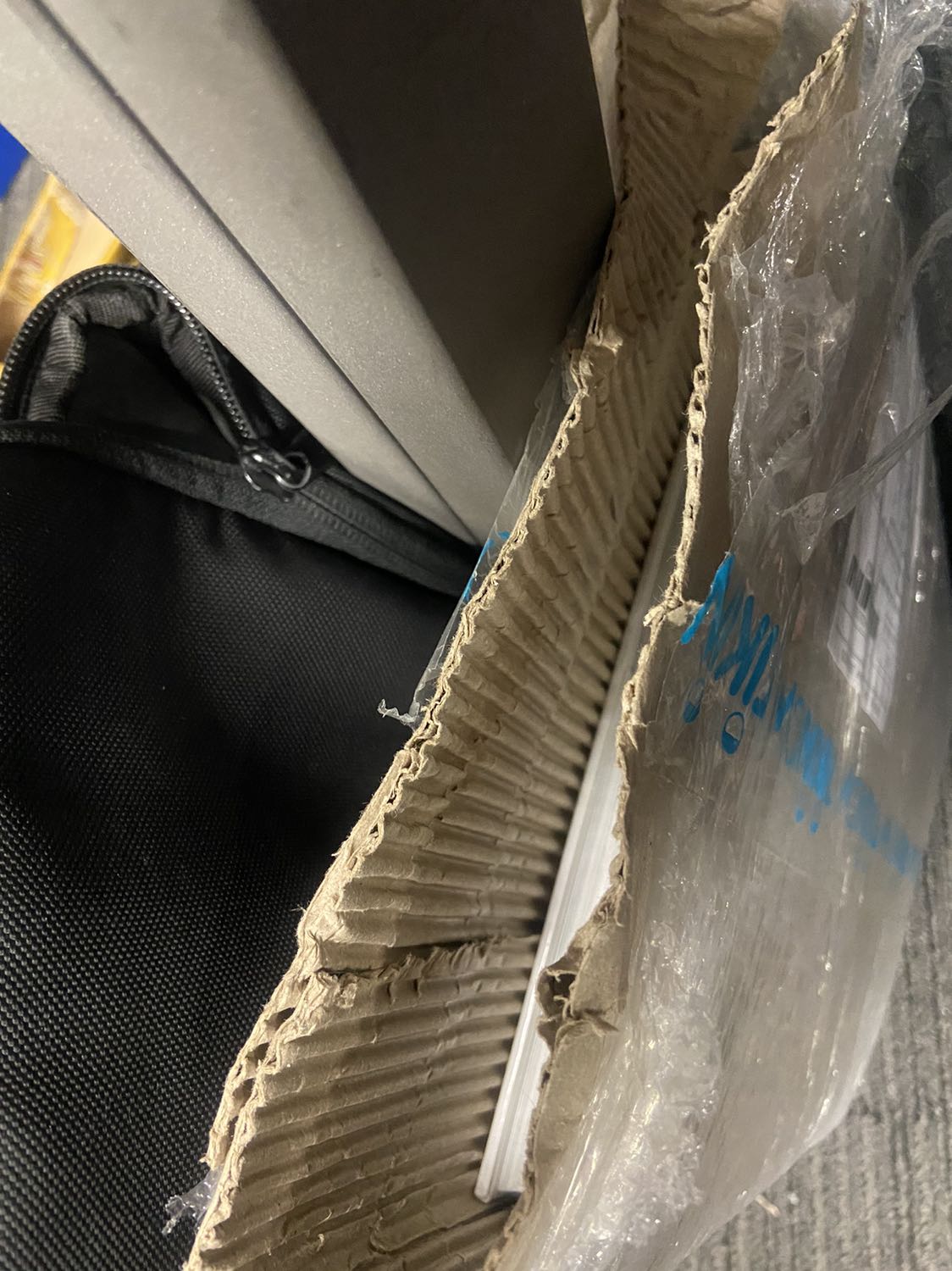 Giao hàng nhanh, đặt 1 ngày hôm sau đã nhận. Sách dày, cuốn này mình đã coi sơ trc nên nội dung ko bàn cãi, tuy nhiên Tiki đóng gói hàng ko kĩ, chỉ có 1 lớp carton mỏng bọc bên ngoài, thậm chí lúc lấy hàng còn nhìn thấy dc cuốn sách ở trong luôn, đề nghị tiki xem lại khâu gói hàng, mình đọc comment thấy khá nhiều bạn than phiền về việc đóng gói cuốn sách này rồi?