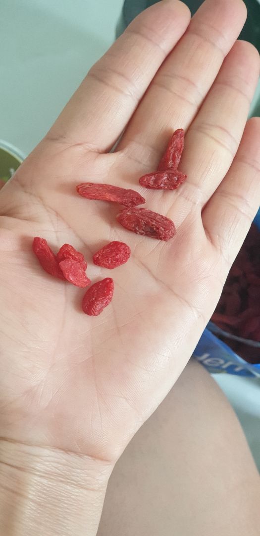 Mình lạ là kỷ tử khá khô, và màu đậm, chứ ko tươi và màu sáng như trên hình để trên bàn tay mình so sánh với kỷ tử mua chổ khác. Nếu ăn liền thì khá cứng, khó ăn, ko ngon như kỷ tử sáng màu mua ở chổ khác. 
Nhưng bù lại vì kỷ tử khô như vậy nên khá là nhiều, lại lúc nấu thì nở ra như hình cuối, và cũng ngon ngọt trà