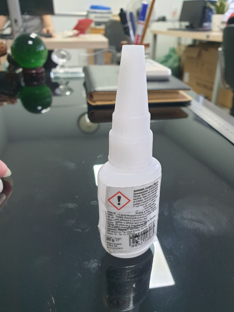 Chưa biết dùng sao nhưng hàng 3M made in England mà nhận ko có hộp, nhãn thì lấy băng keo dán vòng quanh thế này là thấy run rồi kkkk. *** đạn!