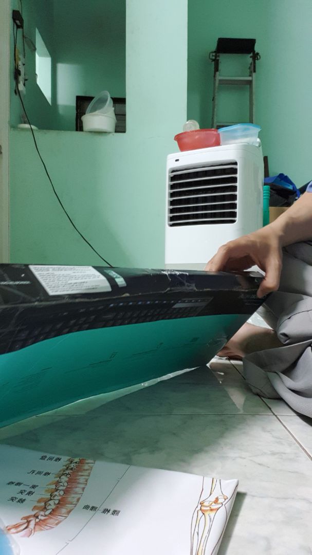 Sản phẩm mua lần 2, lần này giao móp méo nhiều, cũng may là bên trong không hư gì hết, có nút on/off riêng biệt cho chuột và bàn phím, chuột không phải loại silent nên có tiếng click click.