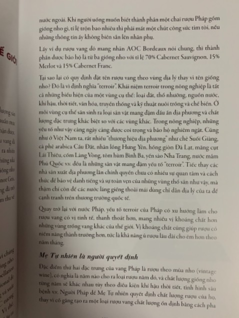 / Kể chuyện về rượu vang là đem lại cho mình rất nhiều kiến thức về rượu vang như quá trình lịch sử hình thành, các giống nho, quy tắc thử rượu, phân hạng cấp bậc cho red/white wine. Cách tác giả nói về rượu vang của Pháp, Ý, California, Chile là những kiến thức rất bổ ích mang lại nhiều hương vị. 1 cuốn sách dành cho những ai thích tìm hiểu về rượu vang khá ok lah. Về sản phẩm, giấy tốt, in màu, có tranh minh hoạ nữa. Đây là cuốn sách Tiki recomemmend cho mình rất chất.