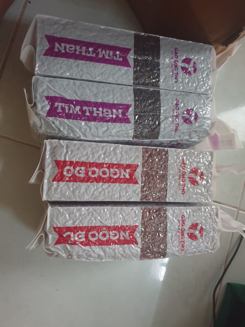 giao nhanh, đóng gói cẩn thận, mình mua 4kg, 2 kg đỏ, 2kg tím mà màu đỏ giao NSX cách đây gần nửa năm, nhưng cũng ok, chưa nấu nên chưa cảm nhận ntn