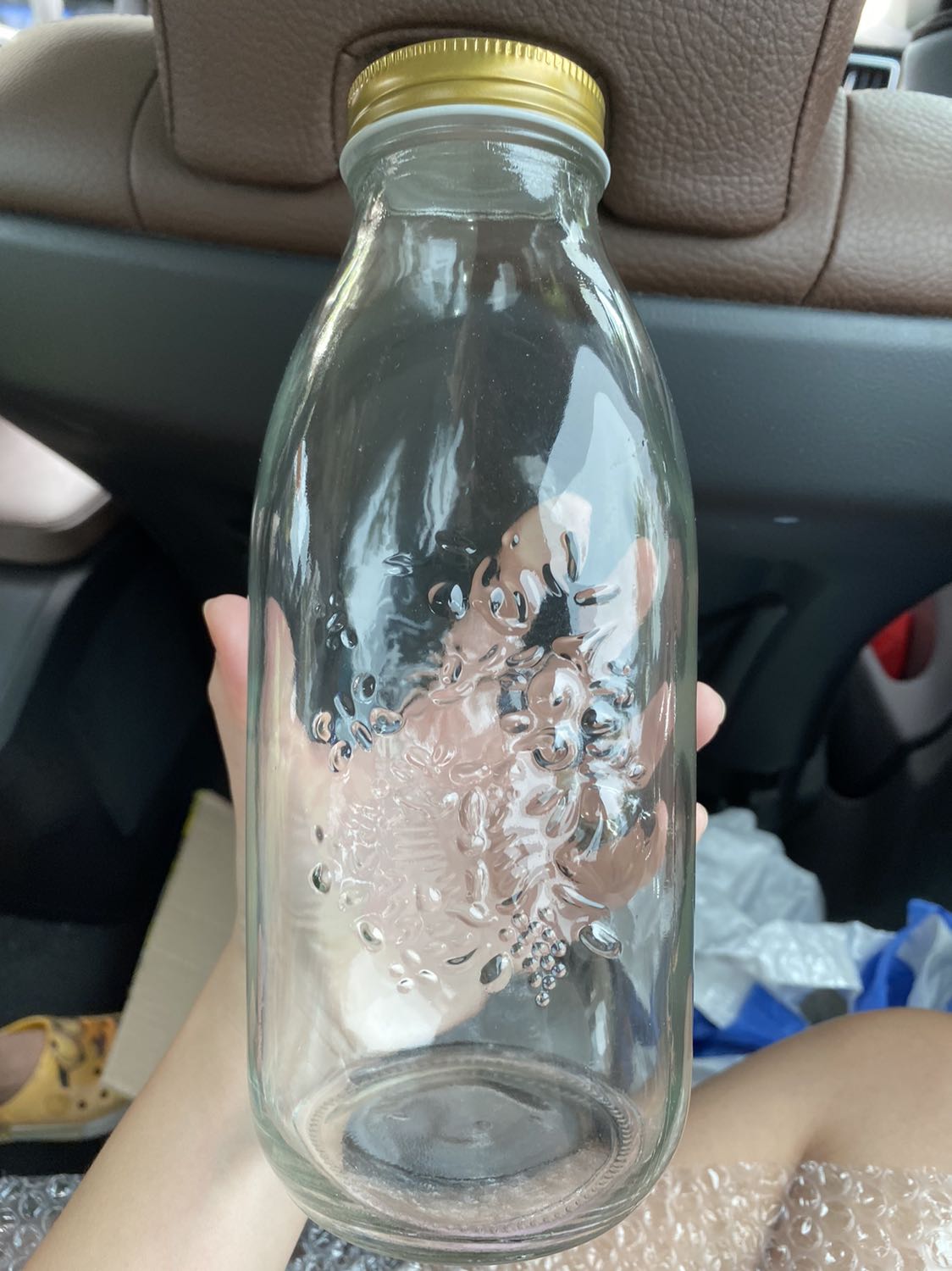 Ko phải chai thuỷ tinh Ý Quattro Bormiolli Rocco như miêu tả 
Tịki hoàn hàng, trả tiền giúp tôi.