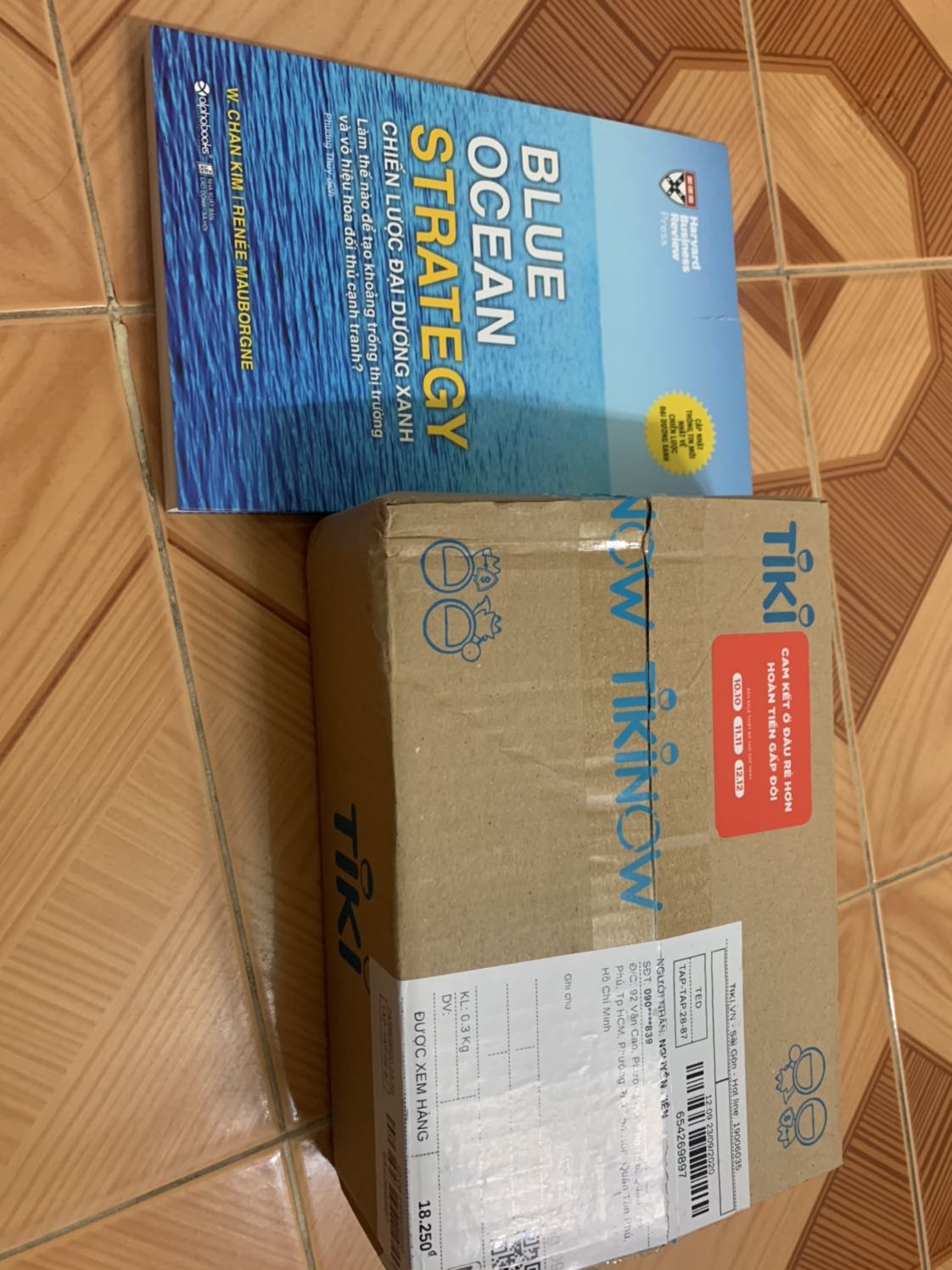 Hi Shop, vừa nhận xong sách chưa đọc mà đã không lành lặn rồi. Rách ngay bìa sách. Cảm thấy không hài lòng cho khâu kiểm tra & giao hàng của Shop.