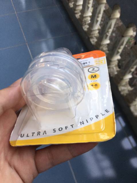 tôi mua hàng của nhà bán hàng babymart. hàng thì đóng gói sơ xài. chỉ bỏ sản phẩm vào hộp carton, không chống sốc, không gì cả. hàng tôi mới nhận mở hộp ra thì đã vỡ nát như hình tôi đính kèm. hàng cũ, tồn kho từ lâu. hàng đến tay thì vỡ bung bét, bụi vào rất nhiều. hàng này là hàng cho em bé sử dụng, em bé sức đề kháng chưa hoàn thiện, đề kháng rất yếu làm sao tôi dám sử dụng. tiki làm ăn ngày càng làm mất lòng tin của khách hàng quá. hàng tồn kho lâu, hư hỏng cũng cố tình đóng gói gửi cho khách, thiếu tôn trọng khách hàng.