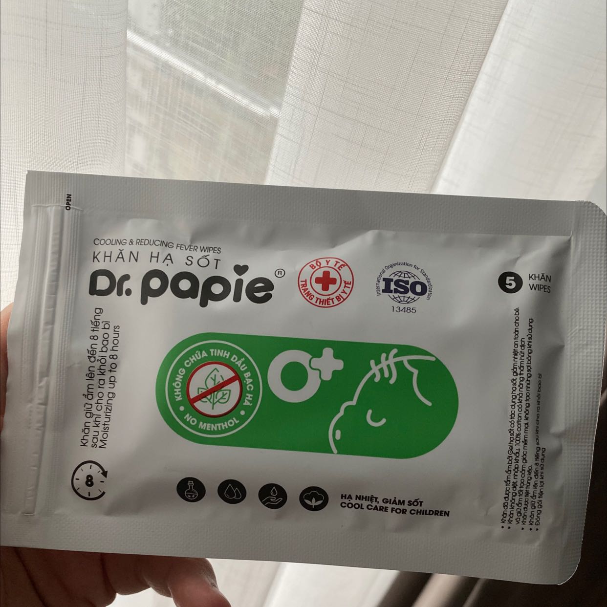 Khăn được chia thành những túi nhỏ 5 miếng rất tiện dùng.