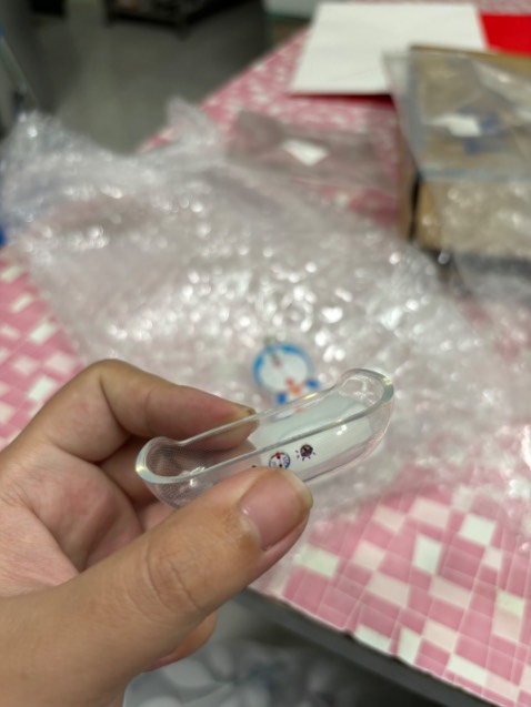 Đừng mua. Phí tiền. Trông hàng khá cũ, nhựa khá đục. Hình in chất lượng thấp. Móc khóa trầy xước tùm lum. Mắt òm