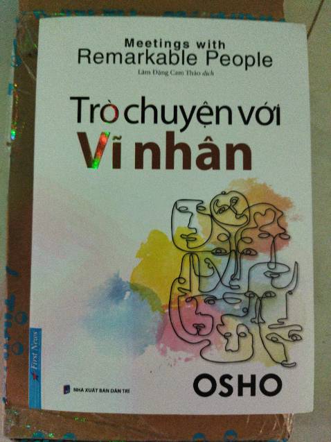 Lần trước giao cuốn bị rách, trầy nay đã đổi cuốn mới, đẹp hơn, sạch hơn. Nội dung thì hay, có rất nhiều bài học được Osho rút ra từ câu chuyện của những vĩ nhân, rất sâu sắc, khi đọc nên ngẫm nhiều. Chấm 4 sao vì lần trước giao sách rách Lần trước giao cuốn bị rách, trầy nay đã đổi cuốn mới, đẹp hơn, sạch hơn. Nội dung thì hay, có rất nhiều bài học được Osho rút ra từ câu chuyện của những vĩ nhân, rất sâu sắc, khi đọc nên ngẫm nhiều. Chấm 4 sao vì lần trước giao sách rách