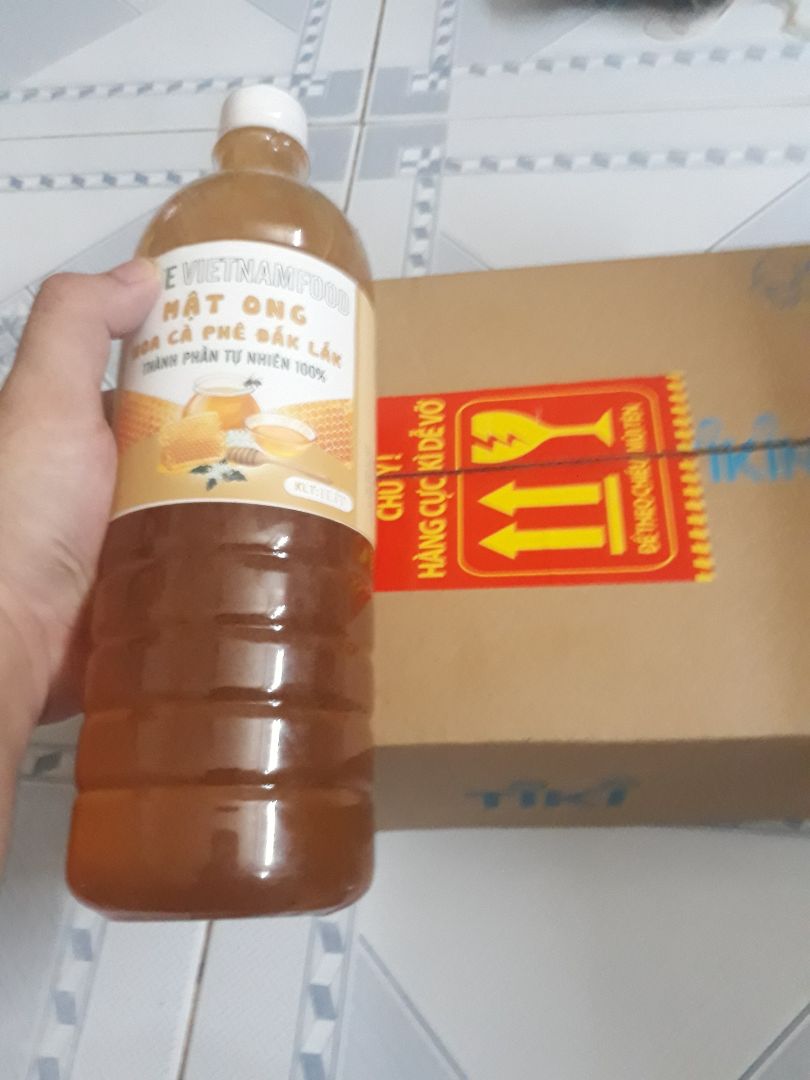 Hôm qua thấy mật ong của TETE sale hơn 50% nên mua về dùng thử. Chai nhựa bị méo nên bị nghiêng về phía trước.
Mật ong rừng hay nuôi thì mình không biết nhưng khi mua về mình thử thì ngọt gắt và có lớp bọt phía bên trên chai. Sau hơn 2 tiếng thì chai mật ong lên bọt nhiều, mở nắp ra lần 2 thì trào ra ngoài như bọt bia nhưng lại không tan hết. Mình không hề lắc hay tác động mạnh đến chai gì cả. Chả hiểu lý do sao chai mật ong bị nữa.
Nói chung là thất vọng với sản phẩm này!