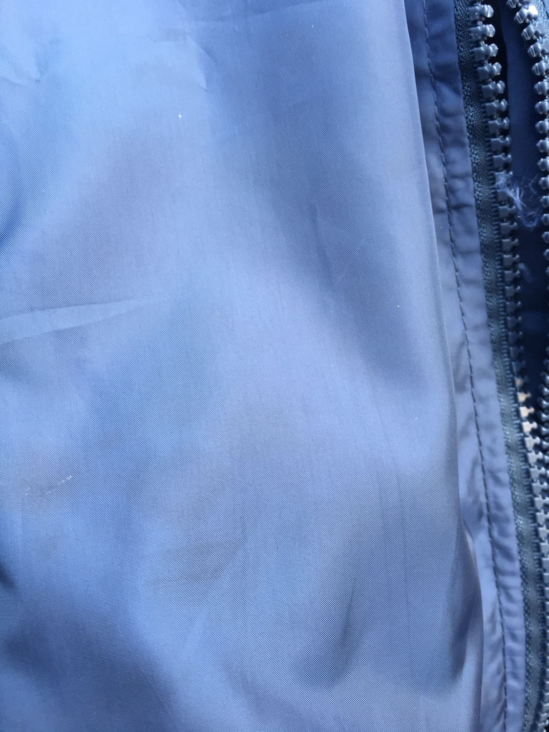 Áo rất nhiều vết dầu máy,hình như dầu máy khâu thì phải