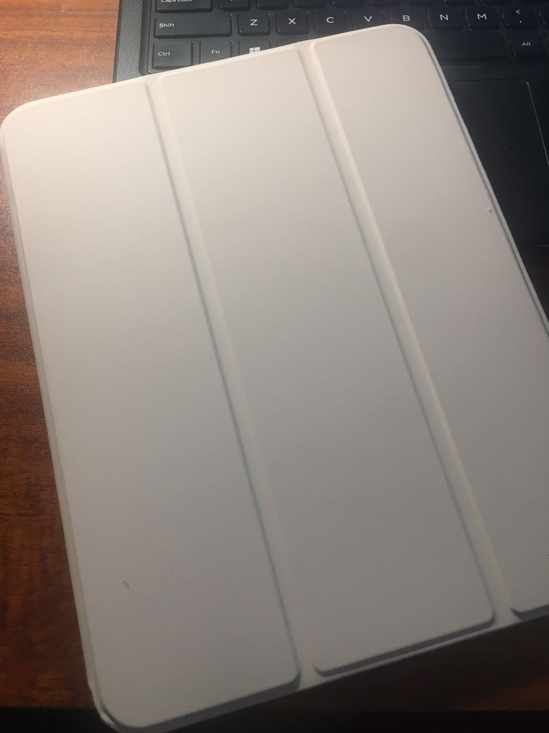 Sản phẩm đẹp, chắc chắn và màu rất xinh, trong ảnh chụp bị nhạt hơn so với bên ngoài. Mỗi tội mình mua xong cái case thì ipad của mình bị báo kẹt hàng huỷ đơn order luôn ạ 😫