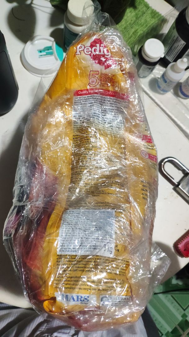 Giao hàng mà làm ẩu, cột cái túi trên baga, xong lấy dao rọc giấy rạch rạch để cắt băng keo, cắt vô đứt túi luôn.
Mình cầm vô phòng đặt xuống thấy bay mùi thức ăn. Bóp bóp thấy bọc xẹp chứ không căng như lần trước. xem kỹ thấy đường rạch.
Để trả hàng một lần cho chừa