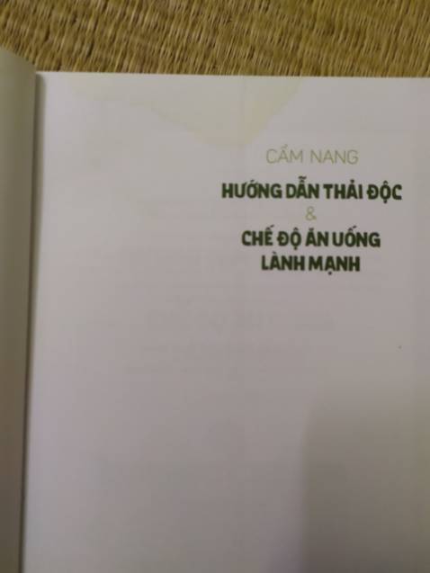 Cuốn sách hướng dẫn thải độc bị ố vàng phía trên sách. Đề nghị shop kiểm tra sách cẩn thận trước khi gửi.