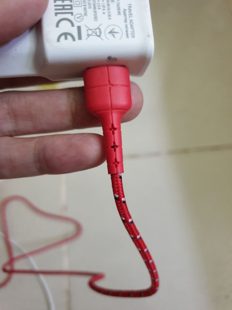 Tốc độ sạc thì fast charging Samsung, nhưng mà chất lượng nhựa nhìn thấy ọp ẹp quá. Có đèn báo hiệu khi cắm sạc.