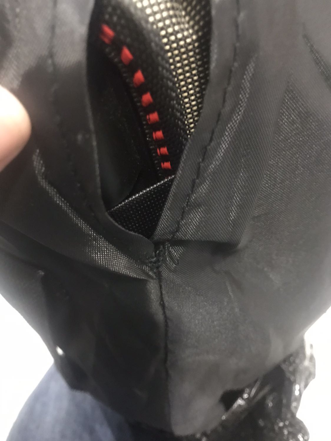 Gối nằm móp méo không bằng phẳng, có thể là do khâu để gối vào bao làm gối bị cấn ép một ghời gian dài nên không còn trở về hình dạng bằng phẳng ban đầu
Bao dựng bị bung chỉ, xài vài lần chắc rách quá, có thể tự khắc phục bằng cách tự may lại xài