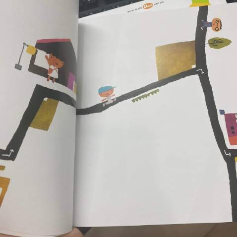 Hơi lạ vì cuốn này còn ko có chữ. Nhưng mà con mình lại cực thích nhé, mỗi lần đọc con tự kể câu chuyện của mình rất sáng tạo