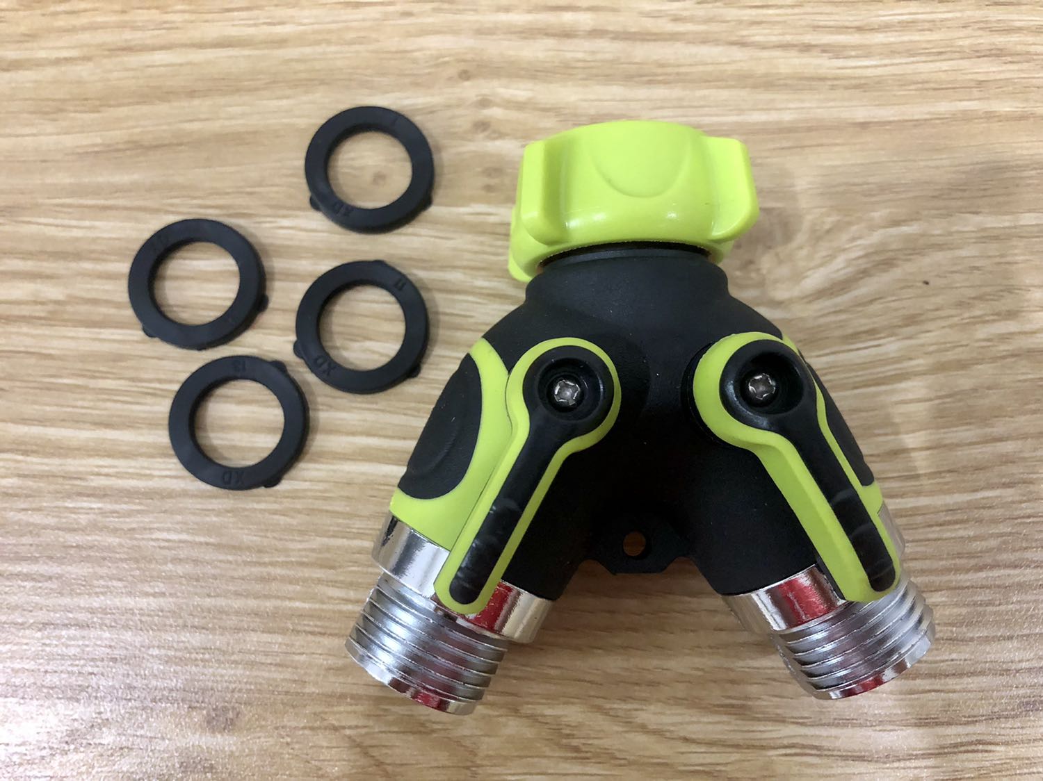 Mẫu mã đẹp, thiết kế hay nhưng mình lắp vào thì 1 bên bị rỉ nước. Mình trả hàng và Tiki đã hoàn tiền mặc dù chậm.