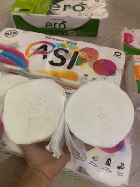 Khá mỏng xài nhanh hết cực kỳ luôn ko có bụi giấy, khăn asi tot hơn ero, khăn giấy indo gói nhỏ xài cũng nhanh hết lắm