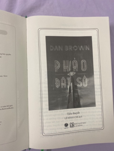 Sách bìa cứng, in đẹp, giấy đẹp. Là cuốn tiểu thuyết không thuộc loạt Robert Langdon, tuy nhiên mình thích. Mạch truyện rất cuốn hút, mạch lạc, không sử dụng chất liệu về thần học và tôn giáo như loạt tiểu thuyết về sau.