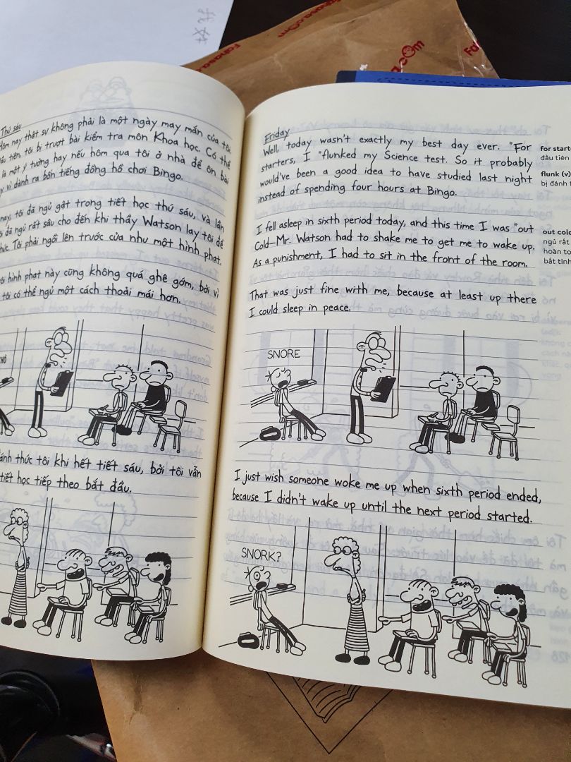 sách giấy mỏng lắm, chữ với hình in hiện luôn sang trang sau nên nhìn hơi khó chịu.
fahasa có bọc xốp và túi giấy