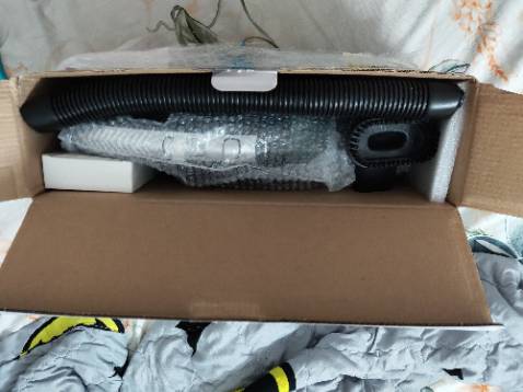 Máy nhỏ gọn, nhẹ. Lực hút ổn. Tiếng hơi ồn. Hết pin hơi nhanh (thời gian sử dụng được khoảng trên dưới 30p) nhưng sạc thì hơi lâu (khoảng 1 tiếng 20p - 1 tiếng rưỡi).
Đầu ống nối hơi lỏng, được 1 lúc lại rơi ra nên khi hút phải lấy tay giữ.

Dùng để hút bụi bàn làm việc, giường, kệ tủ thôi chứ không hút bụi phòng được.

Nhìn chung là vẫn rất hài lòng với máy. Nên mua.