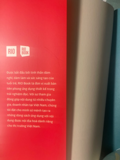 1/ Về hình thức: 
- sách thiết kế đẹp nhưng nhà xuất bản giới thiệu bản thân theo mình là khá nhiều, làm nhầm tưởng sách là do nhà xuất bản viết
- dịch đúng theo kiểu dịch nguyên câu từ tiếng anh qua 

2/ Nội dung sách:
- mình mua cuốn này vì đọc mục lục thấy nội dung okie song nội dung lan man, không cuốn hút
- nhiều sản phẩm tài chính ko phù hợp với thị trường VN

3/ Đánh giá cao Tiki giao hàng nhanh, thiết kế/ in ấn sách đẹp