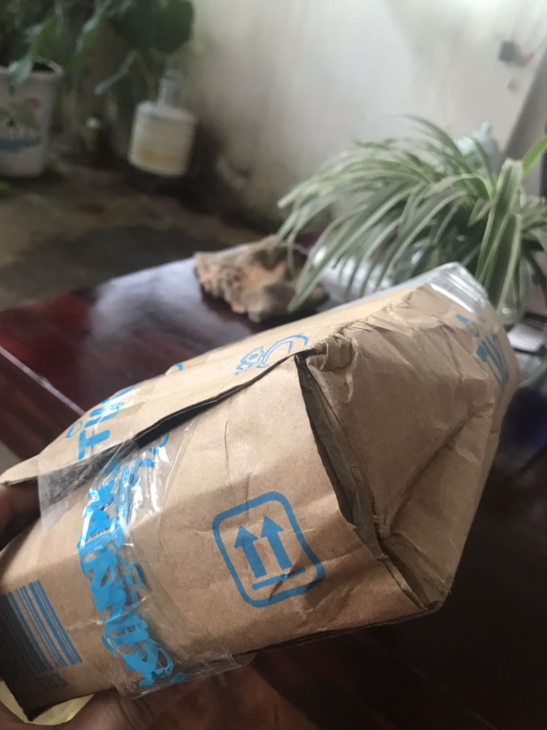 Nội dung chưa đọc nên k đánh giá. Sách đẹp. Nhưng gói hàng hơi tệ. K có kê bằng xốp để vừa vặn trong hộp. Xộc xệch. Hộp khi nhận thì móp méo. Sách bên trong thì gãy góc. Có quyển còn rách 1 chút nữa. K biết tại sao lại nhét kèm mấy tờ giấy màu trắng rách tươm vào hộp, k có tác dụng gì vì quá ít k chêm đc góc sách