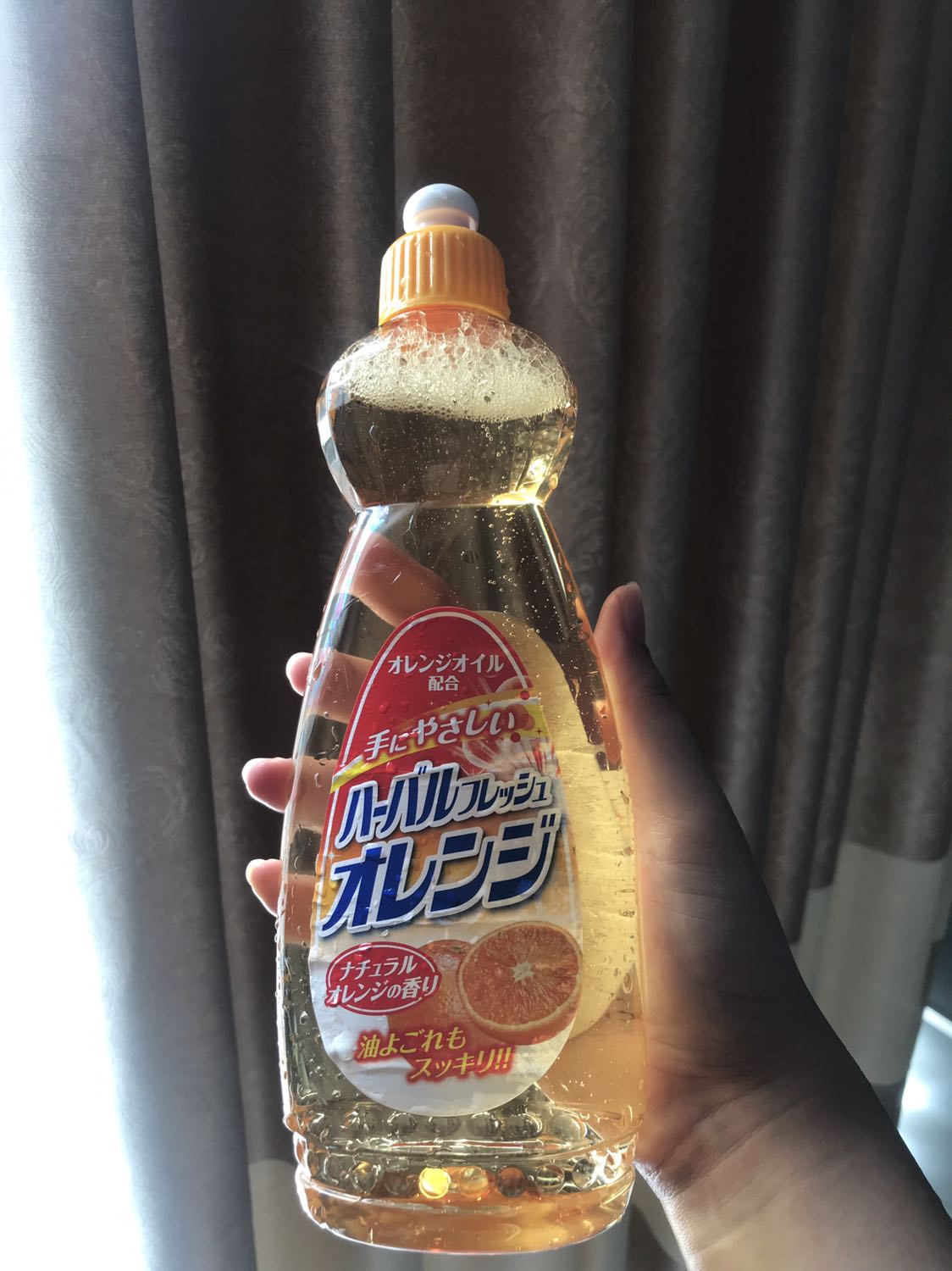 Không nghe mùi nước rửa chén luôn thích lắm mn. Mà chất hơi lỏng , chưa quen lắm :))