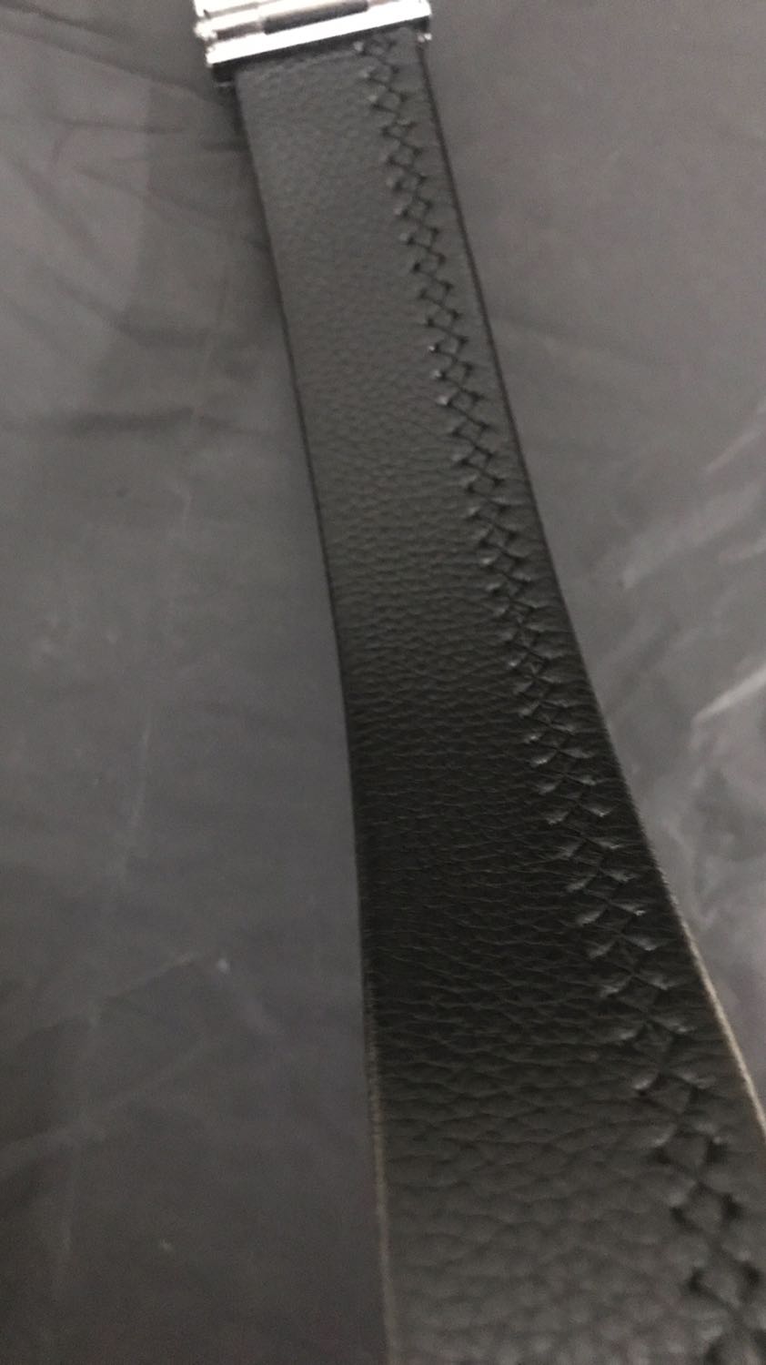 Mặt thắt lưng nhìn rất đơn giản nhưng nhận thì rất đẹp. Mặt rất thời trang, dễ phối đồ. Dây da rất dài và mềm. Mình phải cắt đi một đoạn đeo cho vừa. Dây may cũng khá là tỉ mỉ. Khoá tự động khỏi lo về việc bấm lỗ. Sản phẩm ok. Cảm ơn shop.