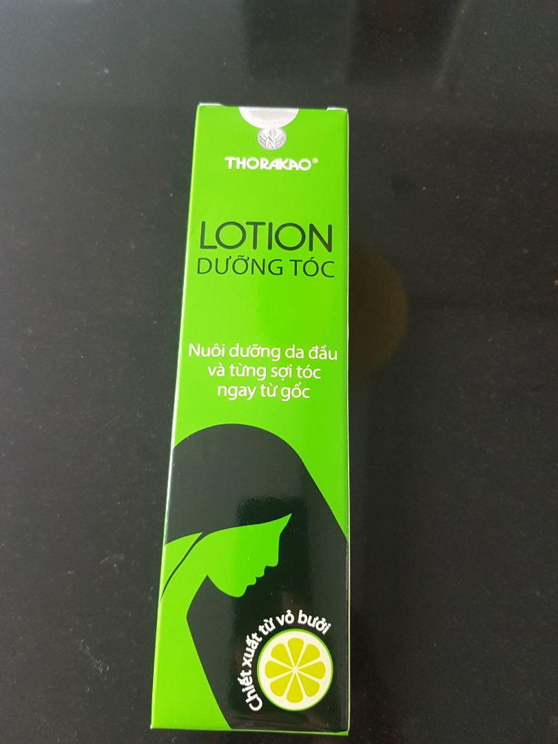 Về hàng: Bao bì đầy đủ, chuẩn hàng chính hãng. Tóc mình rụng rất nhiều, thấy mn recomend dùng tinh dầu bưởi nên mua về sài thử. Mong là hiệu quả. 
Có 1 điểm mình không hài lòng ở sản phẩm là nắp xịt tặng kèm không xịt được, làm mình phải chiết ra 1 lọ xịt khác để dùng, mình đã thử lấy cái nắp này xịt nước lọc bình thường nhưng cũng ko xịt được, chứng tỏ nắp hỏng chứ không phải do dung dịch. Mình thấy khá nhiều người đã mua và phản ánh về cái nắp xịt này mà khôg hiểu tại sao hãng vẫn không thay loại khác. Tặng nắp xịt mà không xịt được thì tặng làm gì nhỉ?