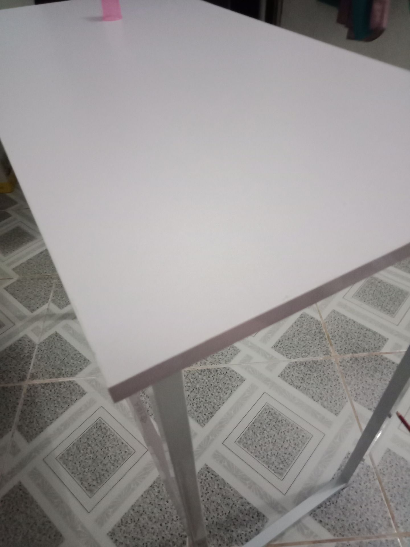 bàn đẹp, chắc chắn, giao hàng nhanh, rất hài lòng