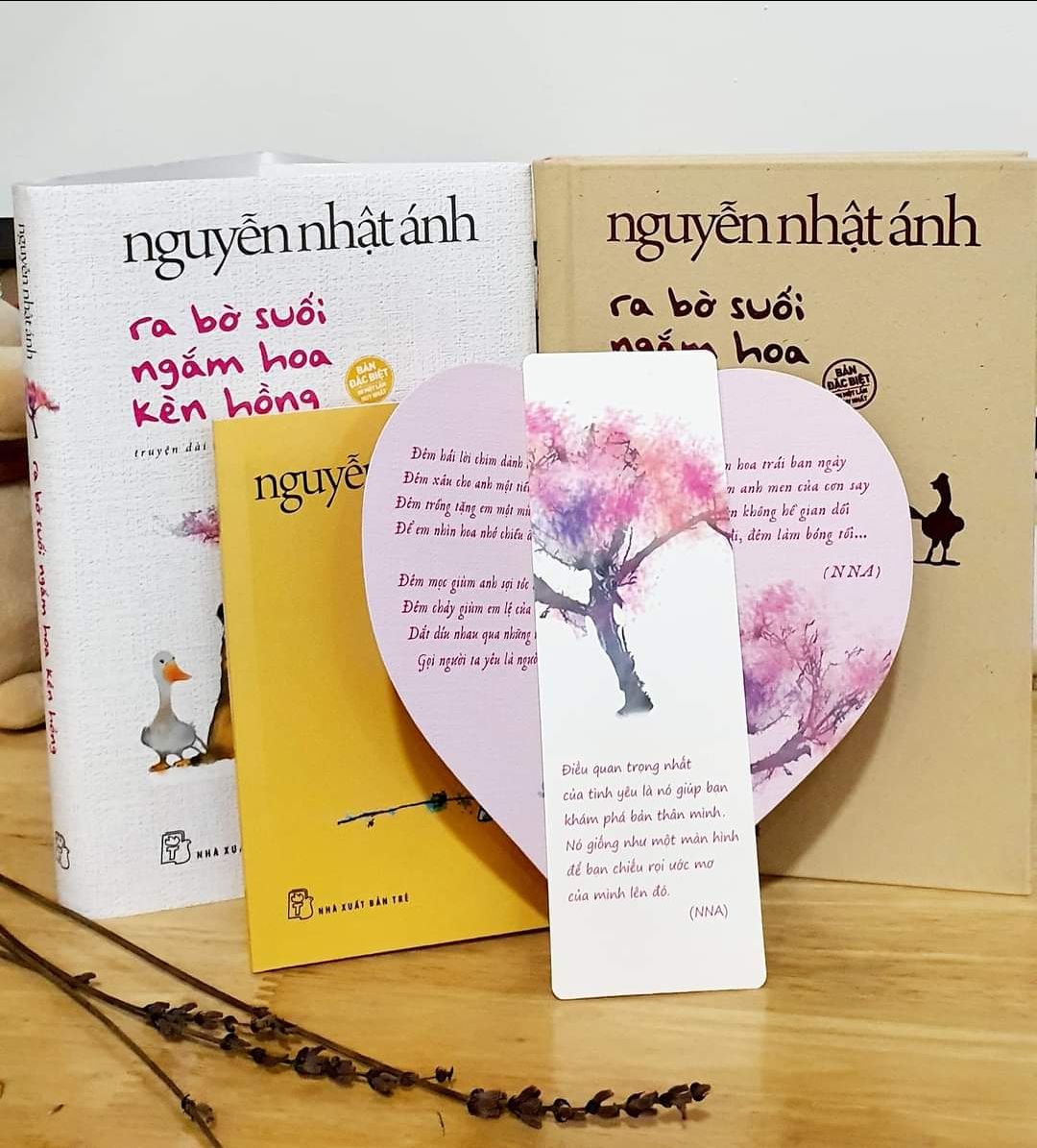 Giao hàng cực nhanh, sách đẹp, đủ bộ luôn còn thêm phiên bản nhỏ của Út Quyên và tôi nữa. cực kỳ hài lòng