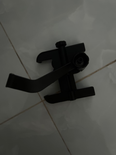 Gái đỡ bằng thép chắn chắn. Nhưng không có ốc gì hết sao gắn vô xe đây nhỉ.