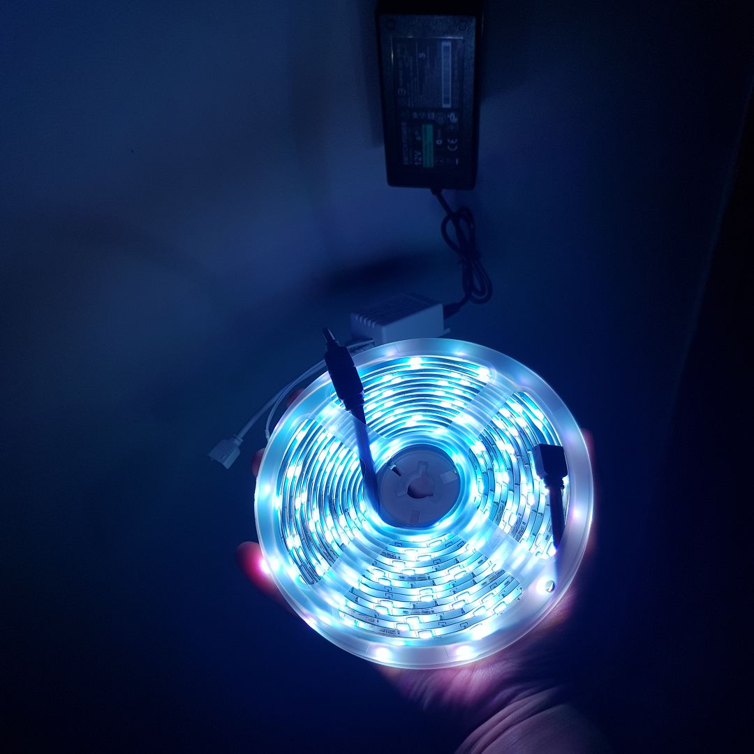 Đóng gói kỹ càng có mấy miếng giấy ở trong nên va đập ko sao dù hộp giấy hơi móp xíu. đầy đủ phụ kiện và có tờ hướng dẫn chi tiết. đèn sáng đẹp nhiều màu nhiều chế độ. các bạn nhớ rút miếng nhựa màu trắng trong ra khỏi điều khiển mới xài đc nha. Chỉ có 1 điều ko hài lòng là phích cắm đầu dẹt xài rất khó chịu và dễ gãy, hi vọng shop thay đổi thành phích cắm đầu tròn cho dễ xài. chưa xài nhiều nên đánh giá trước như vậy. cảm giác đầu là ngon đẹp!