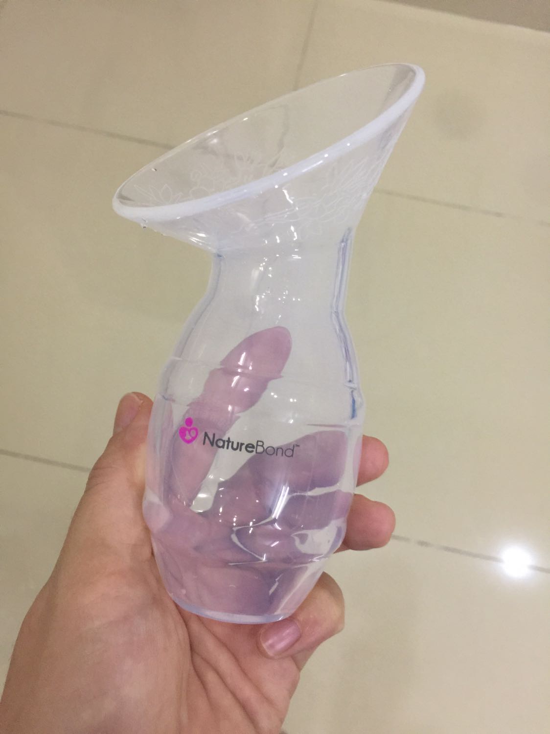 Giao hàng sớm hơn 1 ngày. Mình rất vui vì đang nóng lòng sử dụng. Lúc nãy bé ti một bên mình hứng bên còn lại được 70ml. Rất tiện vì vừa cho con ti vừa tranh thủ cất được 1 cữ sữa nữa. Điều này tiện hơn máy hút sữa rất rất nhiều. Dễ sử dụng. Khi sữa gần đầy thì phải vịn vì bình nặng, dễ rơi. Mình thấy rất đáng mua, rất tuyệt vời! Cảm ơn Shop vì còn kèm theo cả phiếu Nhận combo quà tặng ^^. Có thể khi đi làm lại mình sẽ mua thêm vài bình nữa.