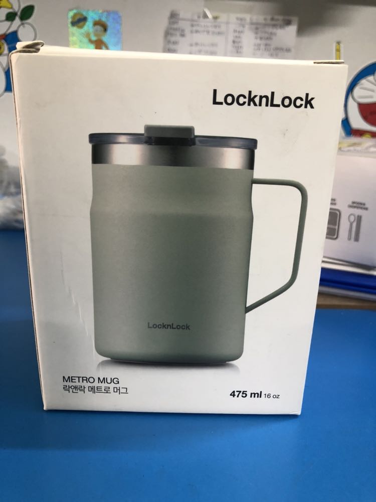 Thấy sale còn hơn 200k nên mình mua, màu xanh bạc hà rất đẹp, cầm cũng dày dặn chắc chắn. Mình đổ thử nước nóng vào thì ko bị bỏng tay, cách nhiệt tốt. Tuy nhiên không ưng mỗi lớp tráng ngoài cốc hơi sần sùi ráp tay.