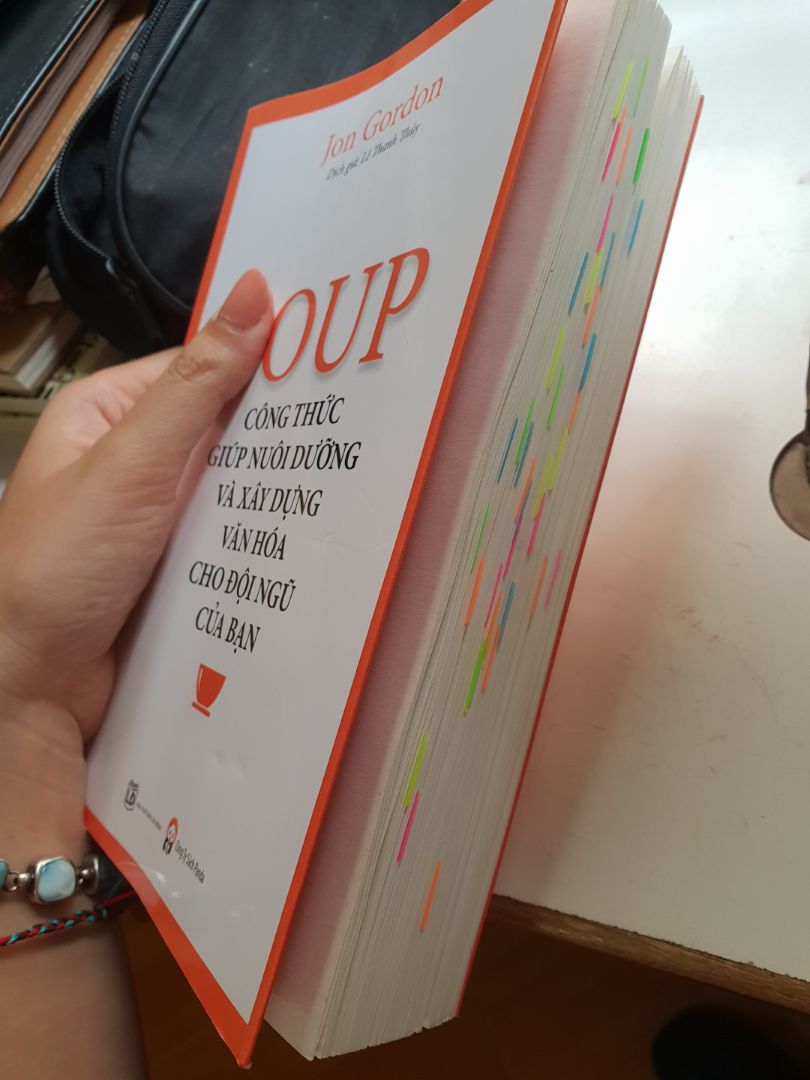 Cuốn sách chứa đựng những nguyên liệu và phương pháp quý giá mà tôi đang tìm kiếm. Cái tôi thích nhất chính là lối kể chuyện gần gũi, thân thiện và chân thực của tác giả. Lồng ghép kiến thức vào câu chuyện đời thường của Nancy một cách rất khéo léo. Chính vì vậy càng làm nội dung dễ hiểu, dễ hình dung, dễ áp dụng cho doanh nghiệp của mình.
Hình ảnh sau khi tôi đọc xong và đã dán rất nhiều note, sướng thật :))