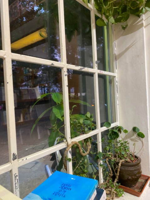 Thiết kế bìa đẹp , tuy nhiên cốt truyện lại không lôi cuốn mình lắm, có lẽ mình không hợp với giọng văn này nên được cuốn này bị mệt á 🥹