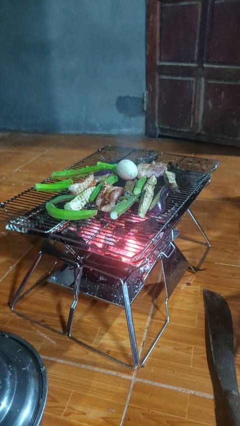 Hàng mới, chắc chắn không như mấy cái bếp 1*** lỏng lẻo, nướng đồ ăn rộng, thay than dễ dàng. Cảm ơn shop tặng thêm 1 món quà