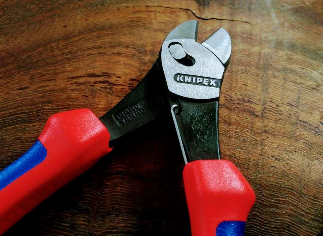 Sản phẩm kìm cắt twin force của Knipex sản xuất tại Đức cực tốt nha quý anh chị em. Chất thép được tôi ở độ cứng 64 HRC, bề mặt thép nguyên bản mộc mạc, mình rất thích kiểu thép này (không bóng bẩy như hàng chợ đâu) cán tay cầm rất vừa,  sử dụng ít lực là cắt được đinh thép cứng ngay...

Shop G7 tool nhận và xử lý đơn hàng nhanh, sản phẩm mới 100%. Vì shop uy tín nên mình thường mua sản phẩm Knipex tại shop lắm ^^ 

Tiki đóng gói cẩn thận, giao hàng cực nhanh